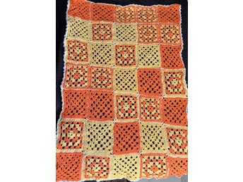 Virkad retrofilt i orange och gult – Made in Jail, 89 x 56 cm