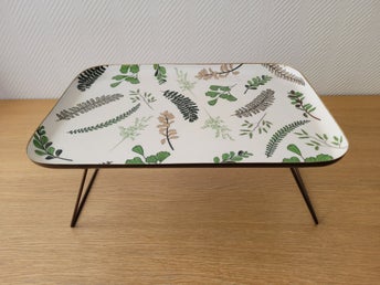 Retro sängbricka sängbord bricka vikbara ben emaljerad metall växt blad motiv