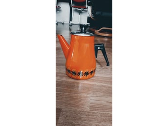 Vintage orange kaffekanna med svart mönster 1960-70 -talet.