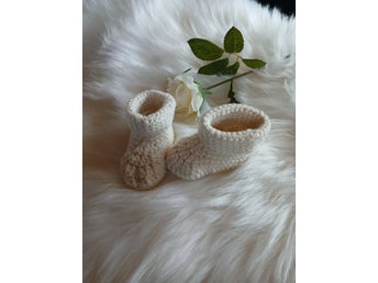 Beige virkade babyskor
