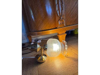 En vägglampa glas och mässing retro
