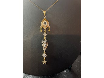 Handgjort halsband med unikt hänge