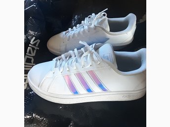 sneakers äkta Adidas storlek 42 dam nästan nyskick sneakers äkta Adidas storlek 42 dam nästan nyskick