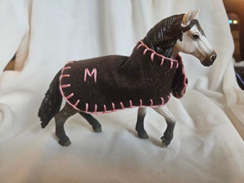Schleich häst Andalusier 2016 med handgjort täcke