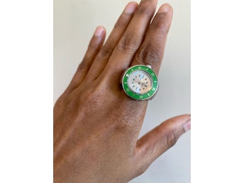 Ringklocka med grön urtavla