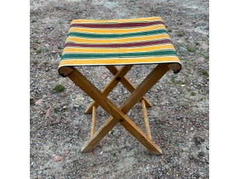 Fällpall i trä med randig sits - retro!