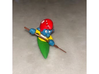 Smurf i kanot med paddel. Rea