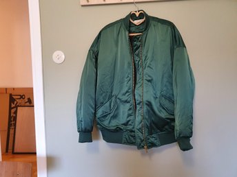 Oversize grön bomberjacka från H&M Oversize grön bomberjacka från H&M