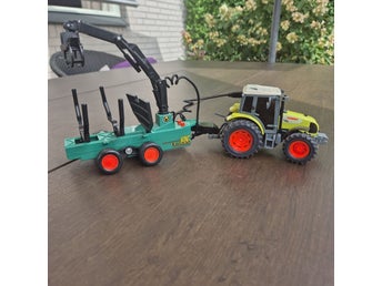 Claas traktor med skogsvagn och kran