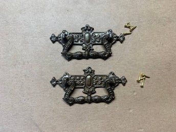 2st Möbelhandtag, handtag, beslag, möbelbeslag, byggnadsvård. (98.18)