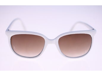 Vintage ladies white plastic frame sunglasses-circa 2000s (Weight: 22g)