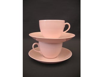 Två Vackra Retro Kaffekoppar med Fat i Porslin SOINTU