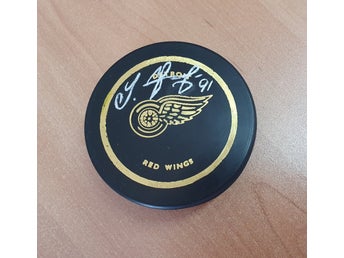 Ishockeypuck med autograf av Sergej Fedorov, made in Slovakia