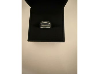 Elegant Ring med Svart Detalj