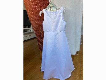 Brudnäbb klänning i st 4 (421153489) ᐈ Köp på Tradera Brudnäbb klänning i st 4 (421153489) ᐈ Köp på Tradera