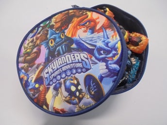 11 Stycken Skylanders figurer med förvaringsväska