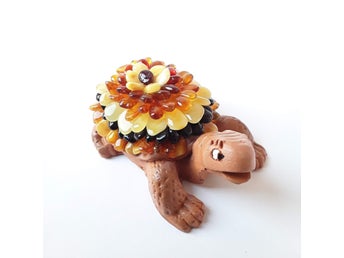 Amber Turtle Figurine Handgjord lerturtle dekorerad med äkta Östersjöbärnsten