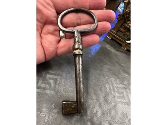 Nyckel 12 cm ovalt grepp Antik Vintage Patina kuriosa Samlarobjek