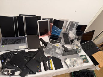 Parti med diverse laptop-delar och komponenter