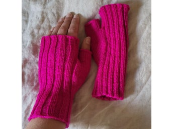 Rosa handstickade handledsvärmare/torgvantar