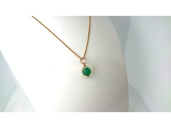 Vintage hänge i 18k guld med grön sten, 17,8mm