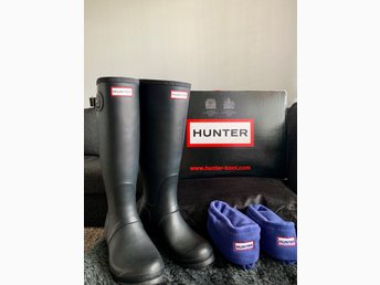 Svarta gummistövlar från HUNTER strl EU 38 samt Hunter sockor i fleece (nya) Svarta gummistövlar från HUNTER strl EU 38 samt Hunter sockor i fleece (nya)
