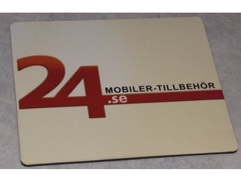 Vit beige musmatta svart baksida röd 24.se logga mobiler dator tillbehör rolig