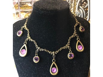 Ljuvligt halsband i viktoriansk stil med lila Swarovskikristaller
