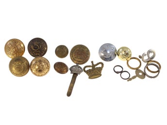 British Army/French Livery military collectors bundle circa WWI/WWII-Weight 68g