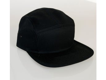 Keps med flat skärm