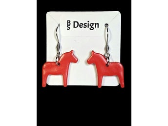 Dalahäst örhängen i polymerlera med krok av kirurgisk orange-röd dala horse
