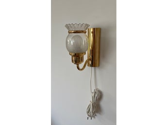 Retro vägglampa-Rejmyre Armatur Fabrik- Swedish Grace model-frostat glaskupa.