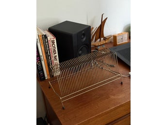 Retro skivställ i metall för vinylskivor
