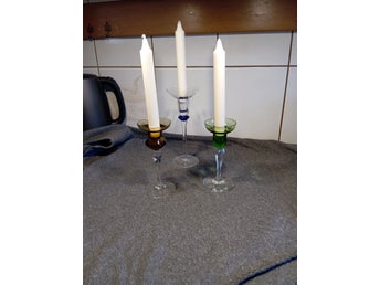 Tre ljusstakar i glas svenska glasbruk med färgade detaljer