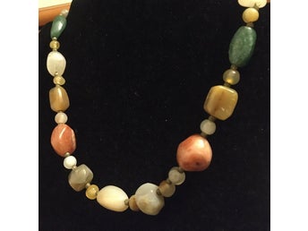 Halsband/Collier med halv ädelstenar