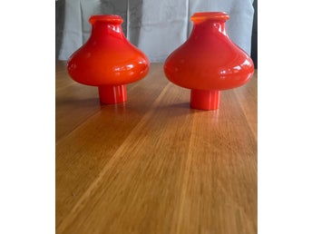 RETRO Två orangea lampskärmar i glas