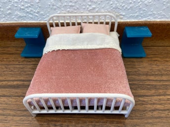 Lundby - Sovrum - Dubbelsäng - Sängbord - Dockskåp