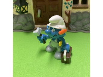 Smurf som händig hantverkare med penna bakom örat….toppskick… lågt utrop…