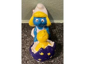 Smurf figur - Smurfina med kyckling i äggskal