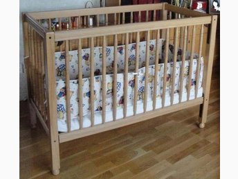 Spjälsäng ikea narvik med madrass och spjälsängsskydd obs! Ãndast