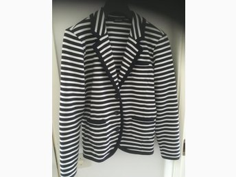 Stilren lila cerise jacka med krage och knäppni.. (352848464 Stilren lila cerise jacka med krage och knäppni.. (352848464