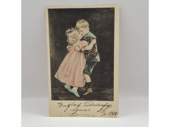 Två barn som kysser varandra – kolorerat vykort – 1903