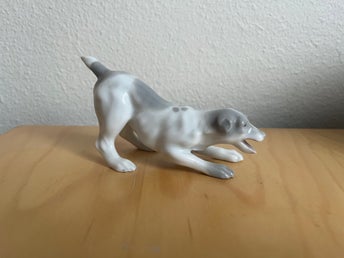 Gebrüder Heubach. Porslinsfigurin Jakthund ca 1930-tal. Art Deco-figurin Design