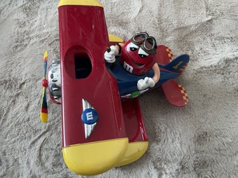 M&M's Godisautomat Flygplan Röd Karaktär Samlarobjekt Candy Dispenser