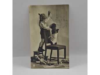 Barn leker frisör med hund – humoristiskt fotovykort – tidigt 1900-tal