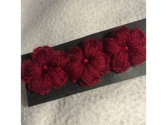 Blommor av garn. mörkröda