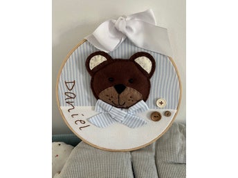 Broderad tavla med nallemotiv - Daniel