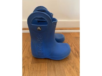 Blå Crocs stövlar strl 27/28