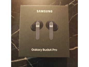 Galaxy Buds4 Pro oöppnat