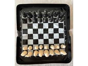 Retro reseschack – magnetiskt schackspel i plast